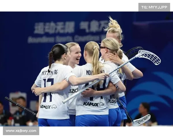 芬兰女将薇拉考皮亲吻幸运熊猫挂件庆祝成都世运会软式曲棍球夺金